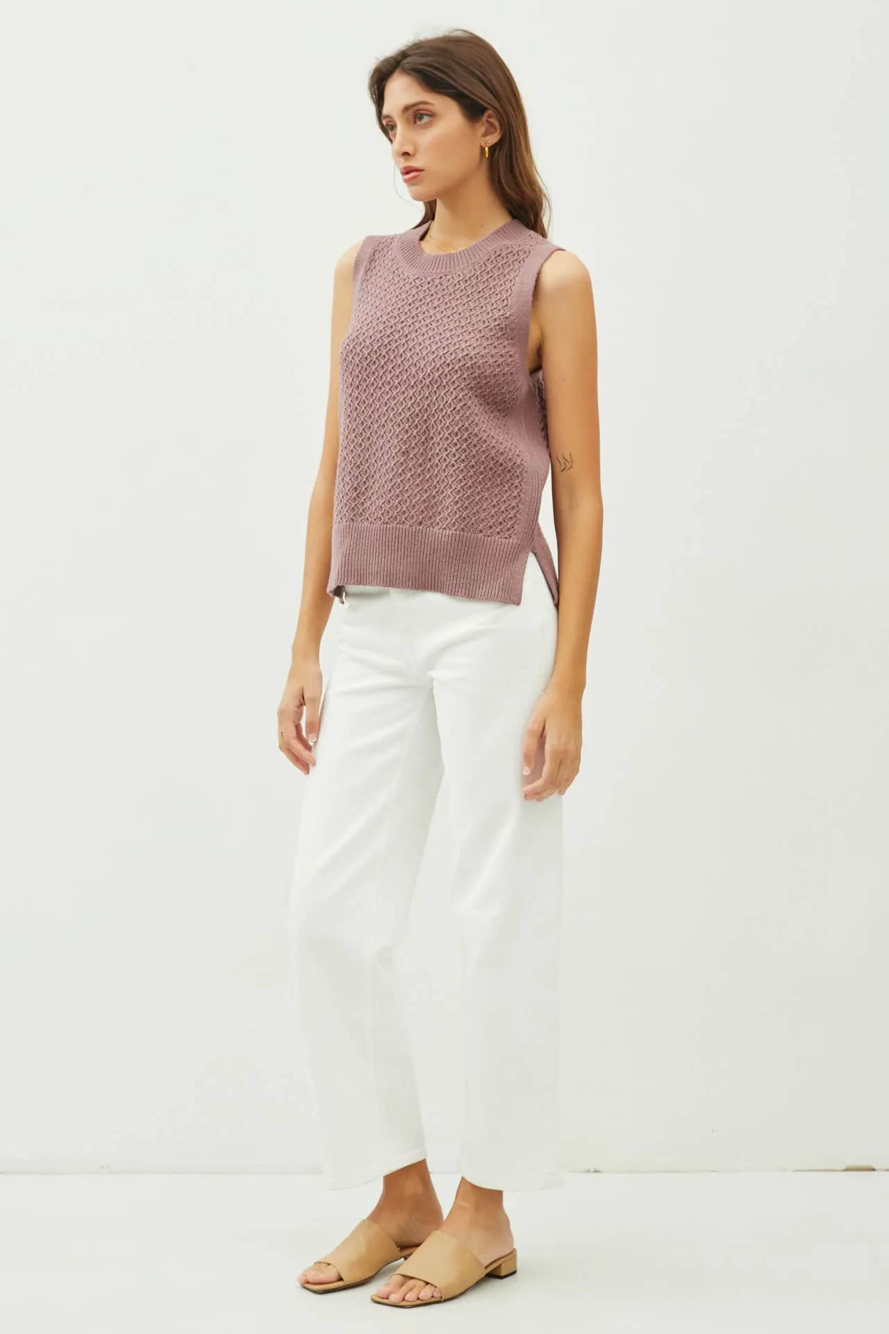 CROCHET SLEEVELESS KNIT SWEATER W. SIDE SLIT