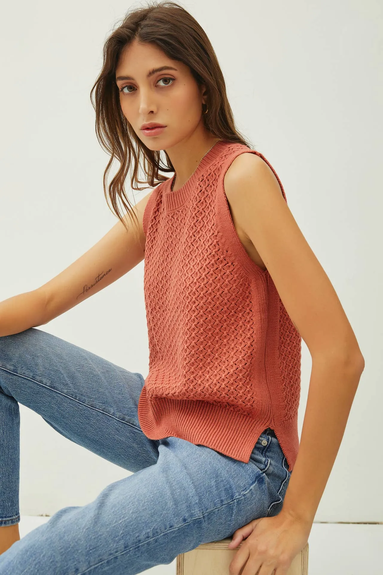 CROCHET SLEEVELESS KNIT SWEATER W. SIDE SLIT