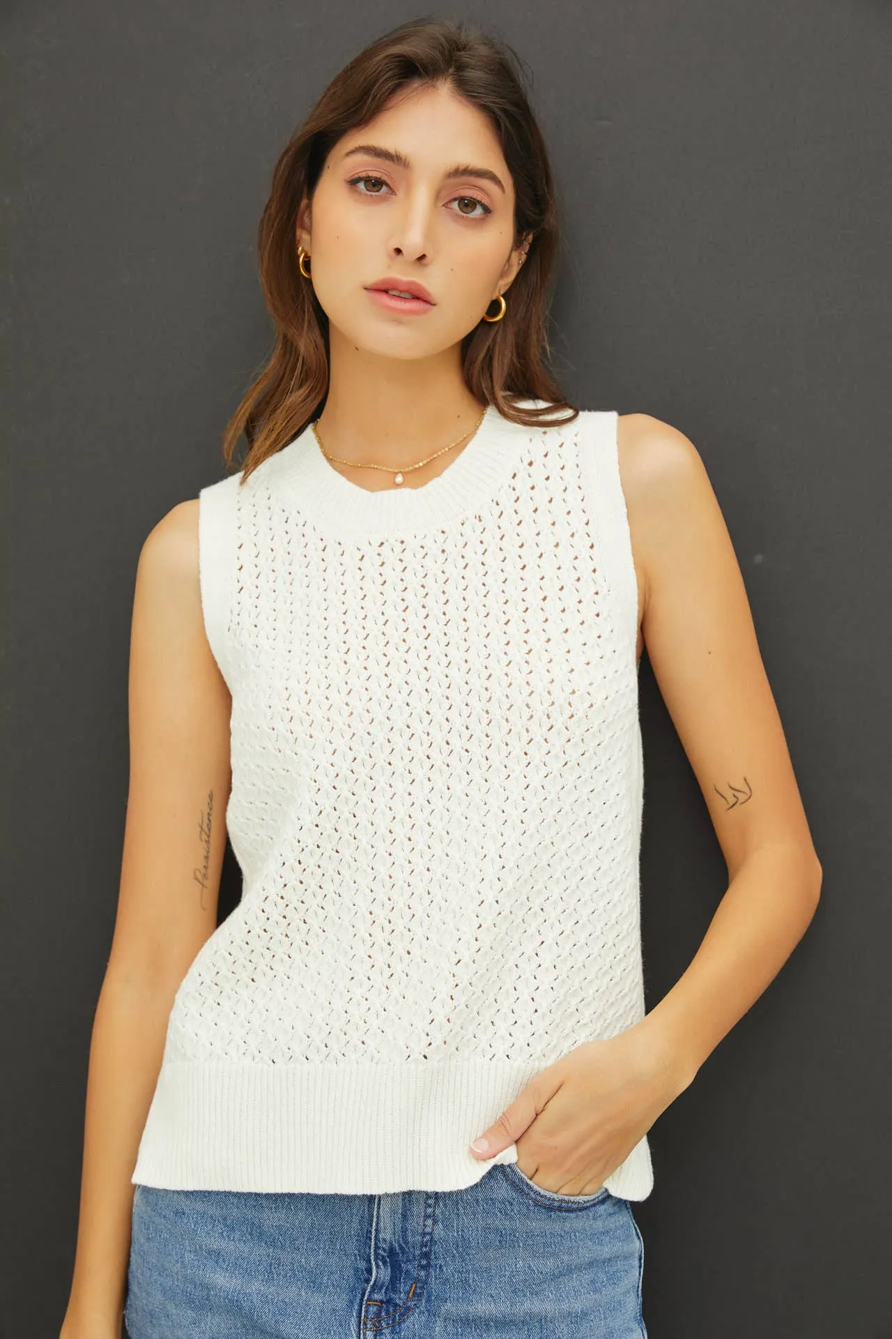CROCHET SLEEVELESS KNIT SWEATER W. SIDE SLIT