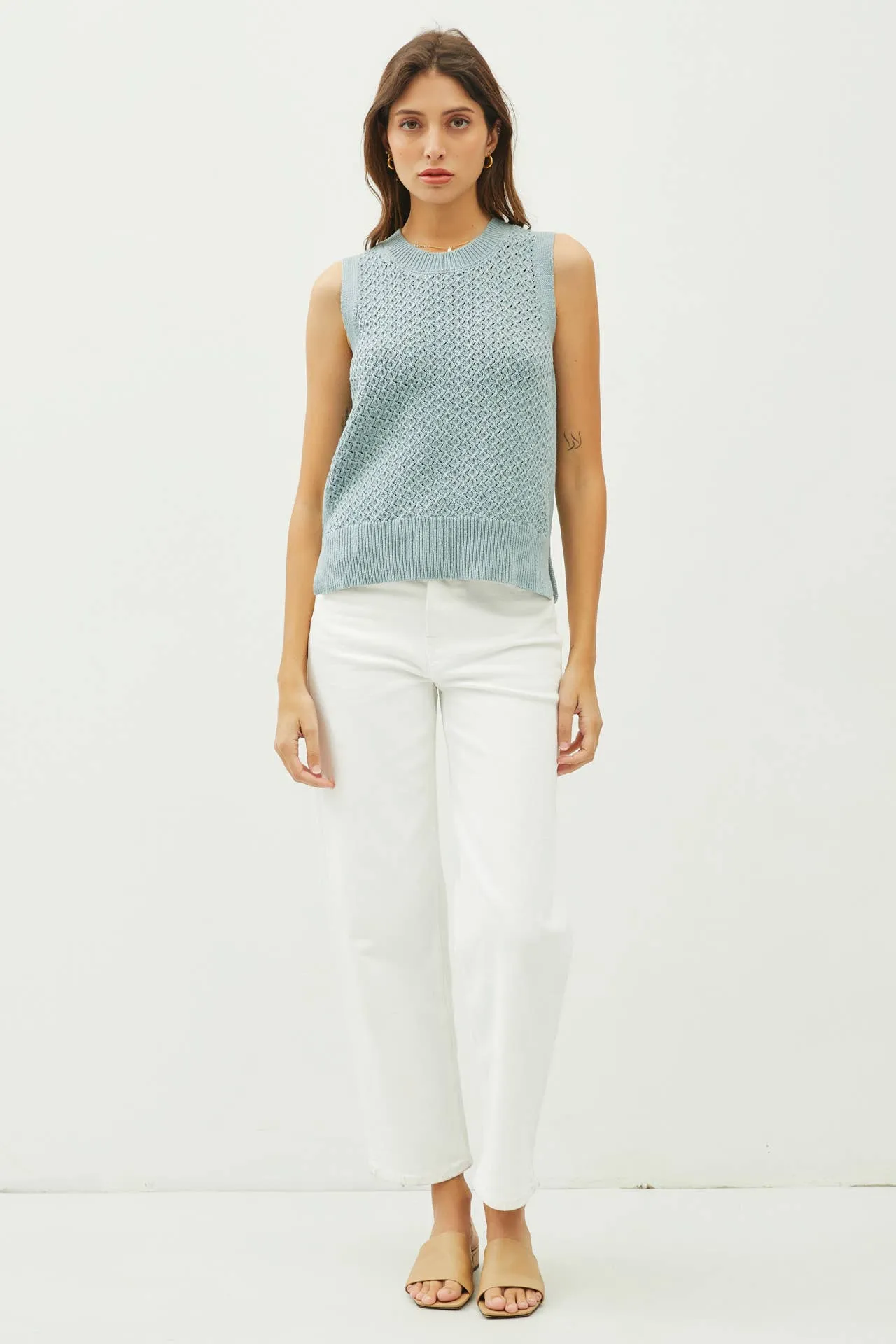 CROCHET SLEEVELESS KNIT SWEATER W. SIDE SLIT