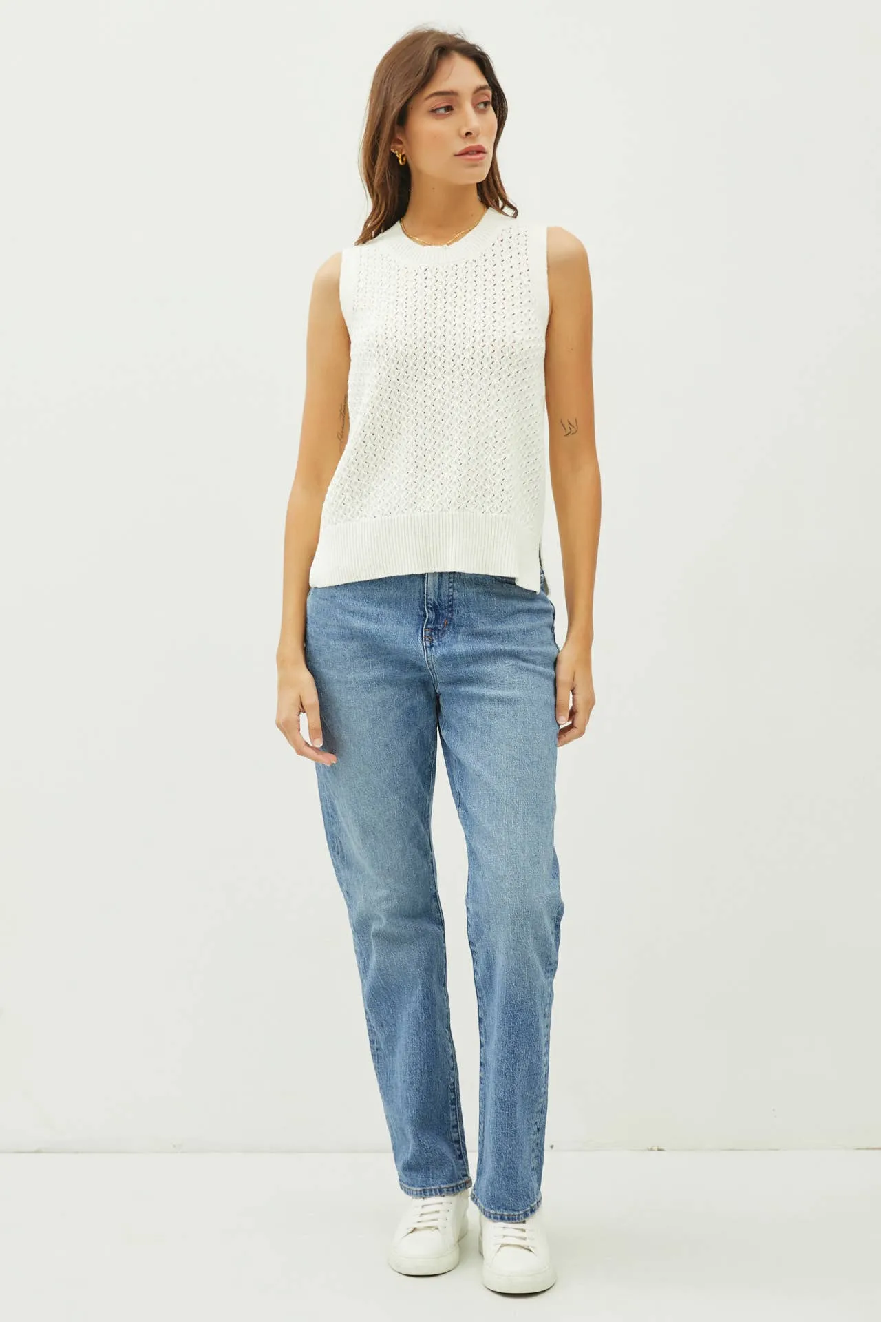 CROCHET SLEEVELESS KNIT SWEATER W. SIDE SLIT