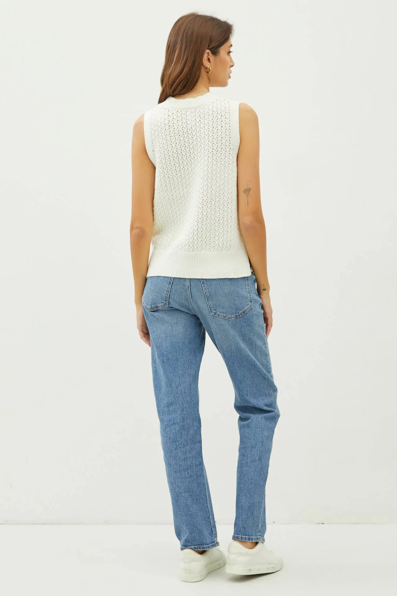 CROCHET SLEEVELESS KNIT SWEATER W. SIDE SLIT