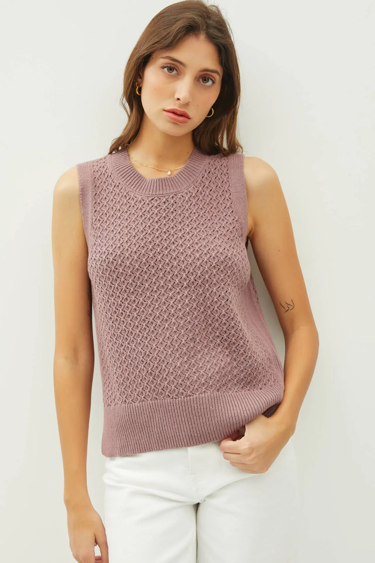 CROCHET SLEEVELESS KNIT SWEATER W. SIDE SLIT