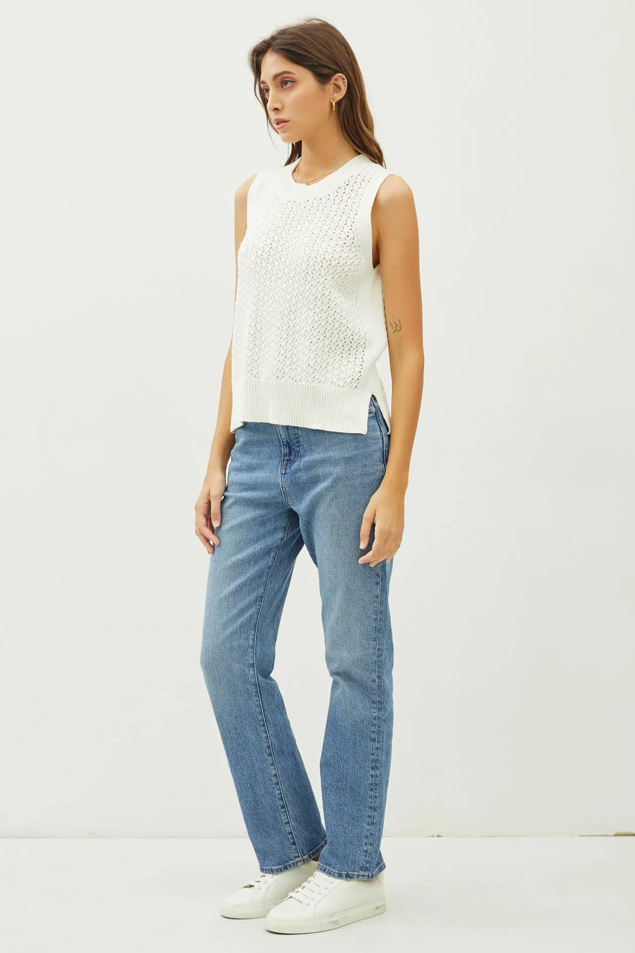 CROCHET SLEEVELESS KNIT SWEATER W. SIDE SLIT