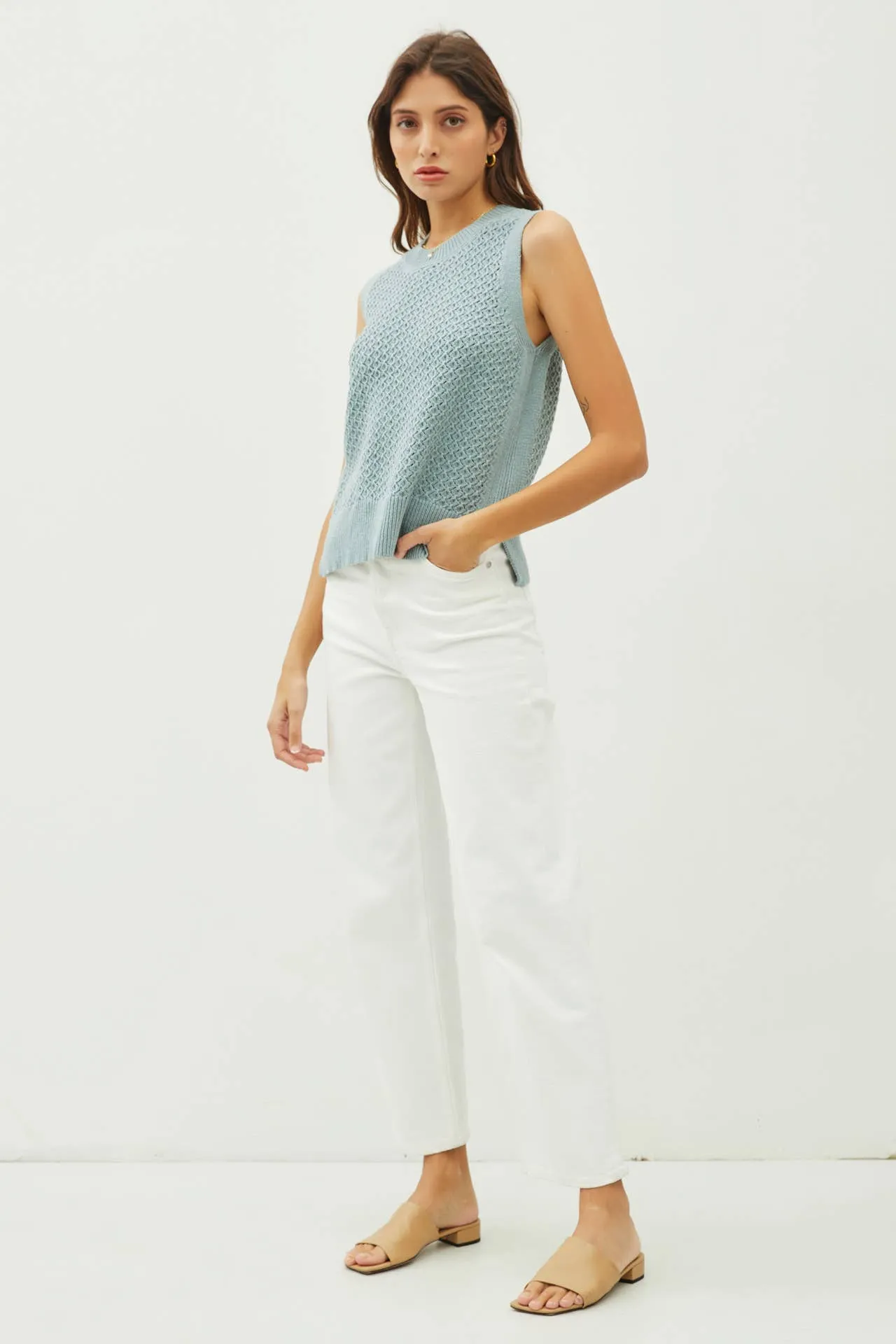CROCHET SLEEVELESS KNIT SWEATER W. SIDE SLIT