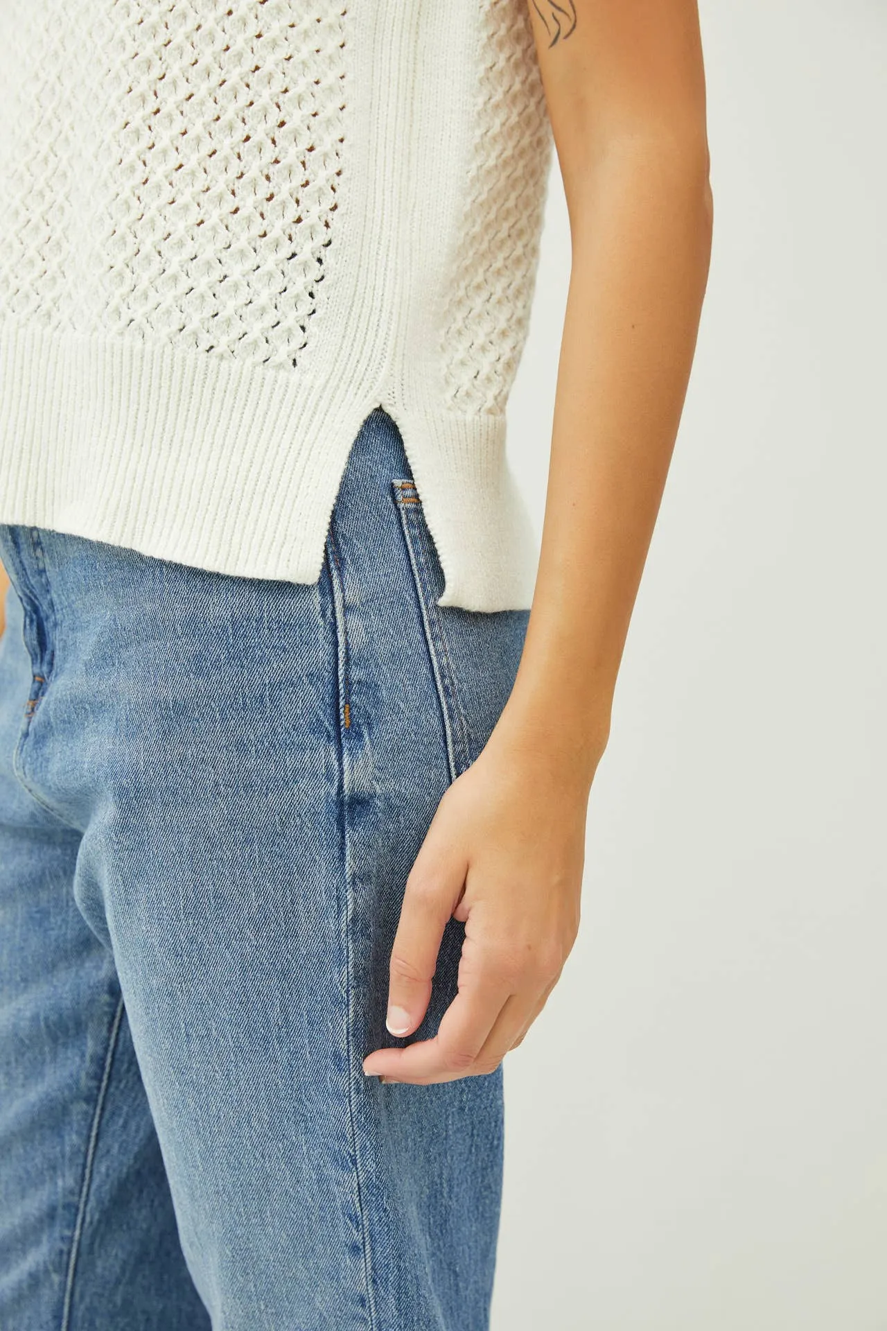 CROCHET SLEEVELESS KNIT SWEATER W. SIDE SLIT