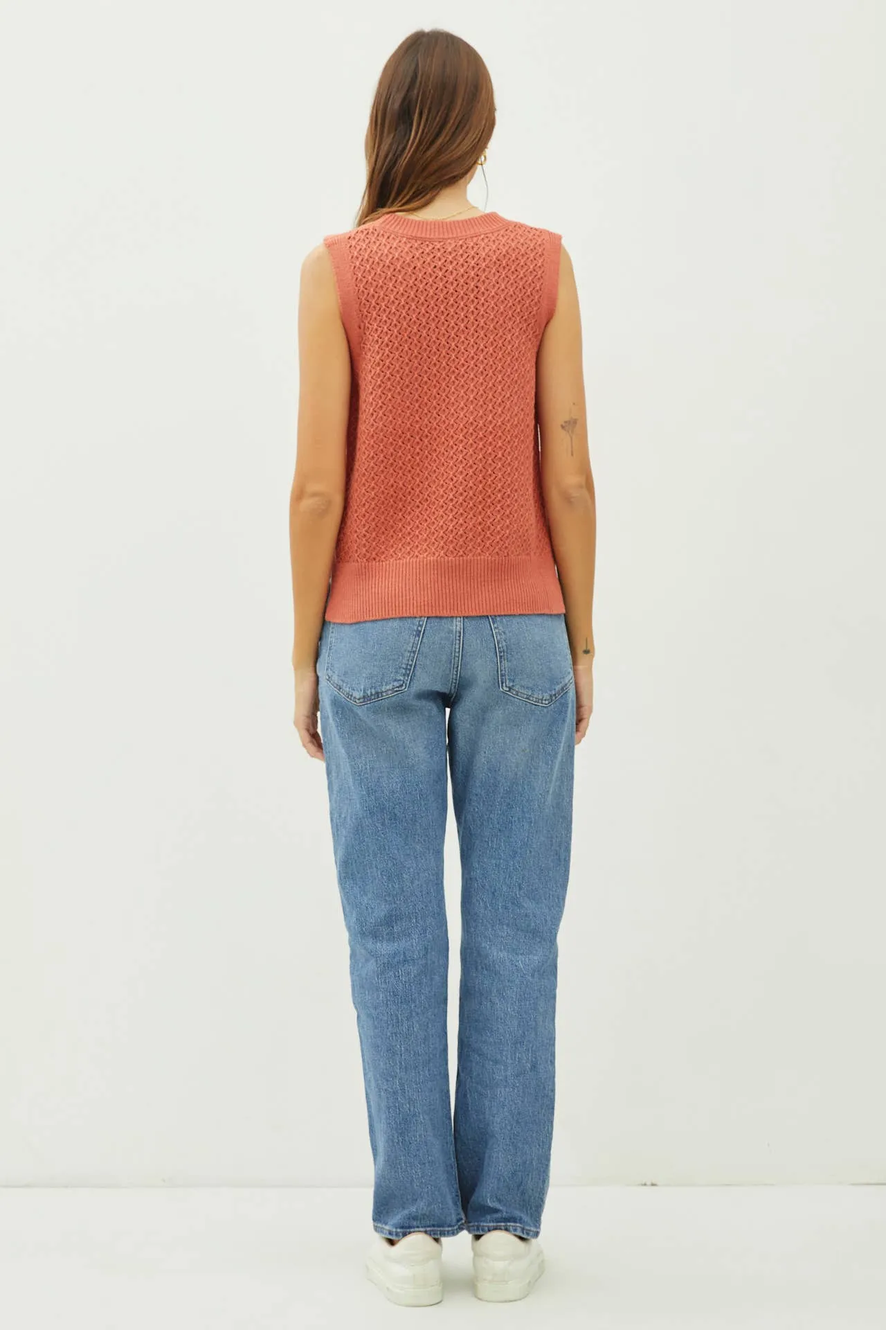 CROCHET SLEEVELESS KNIT SWEATER W. SIDE SLIT
