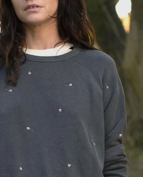 THE GREAT - The College Sweatshirt With Scattered Rose Embroidery in Washed Black
